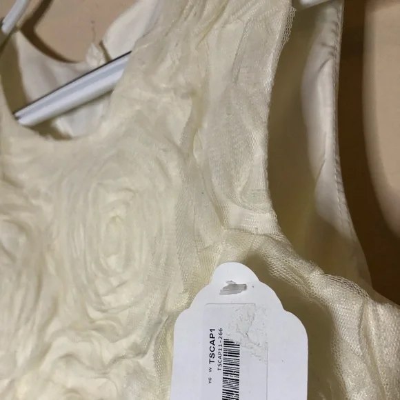 🎉🎉Host Pick!🎉🎉Flower Girl Tevolio Ivory Roses Tulle Dress - Picture 5 of 16